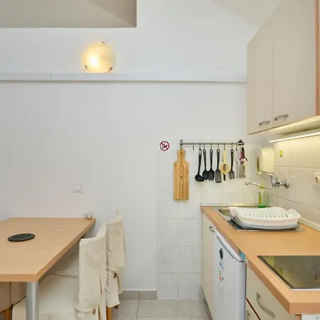 Appartement In With Sea View, Balcony, Air Conditioning, Wifi 5197-3 Saplunara